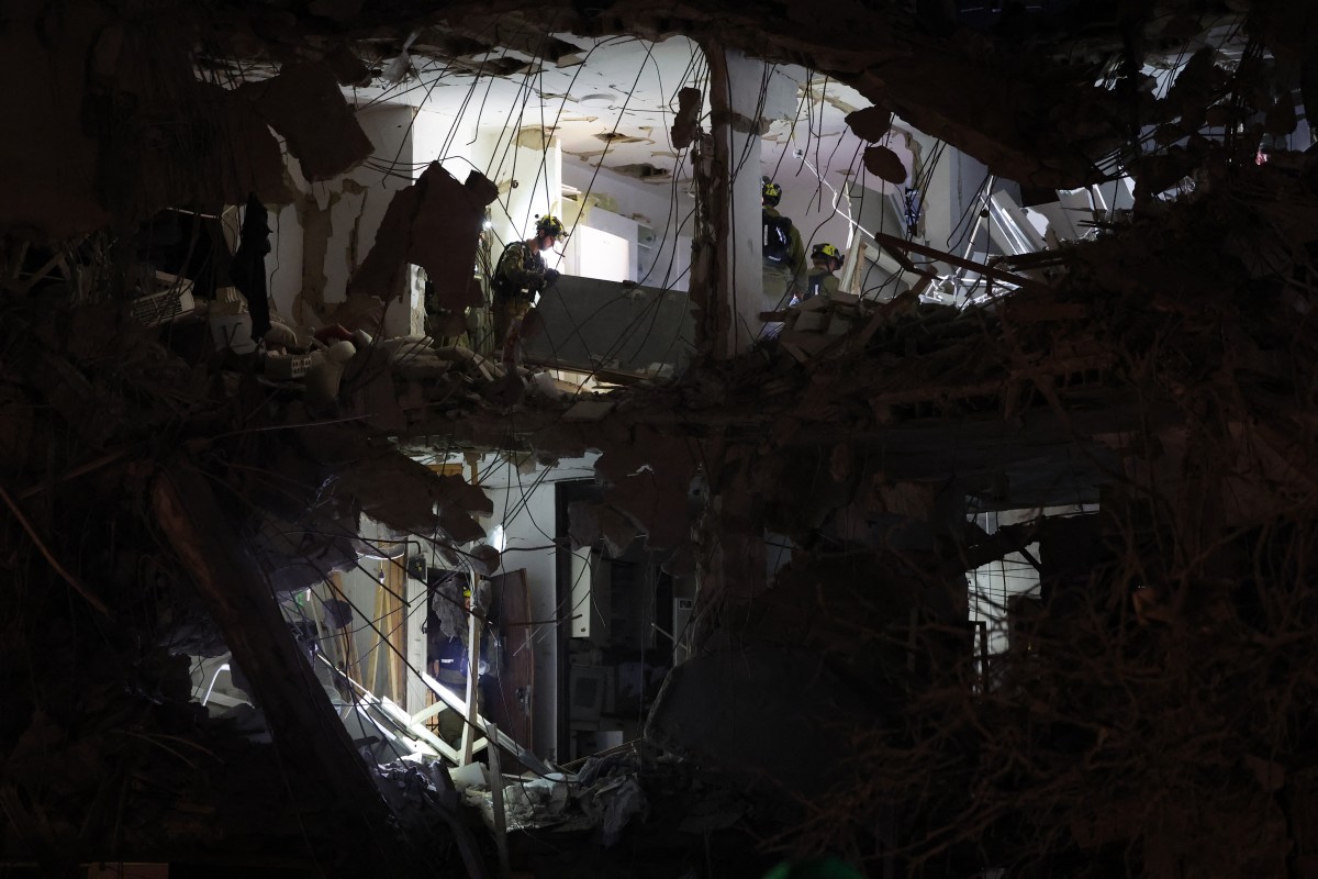 دمار في تل أبيب. (أ ف ب)