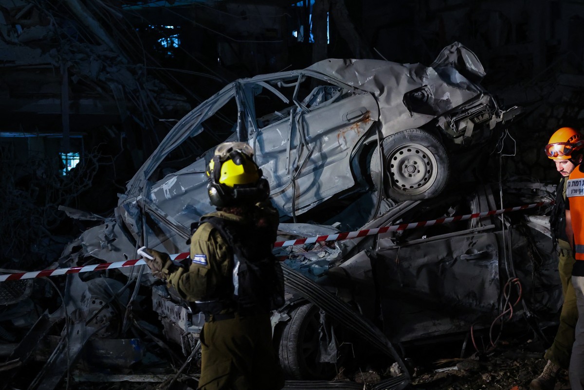 أضرار بعد الضربة الإيرانية (أ ف ب).