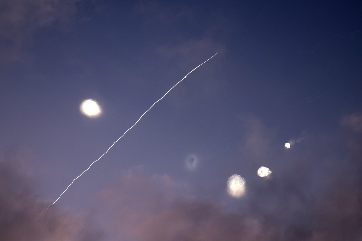 (ا ف ب) آثار الصواريخ وعمليات اعتراضها في سماء مدينة نتانيا الإسرائيلية