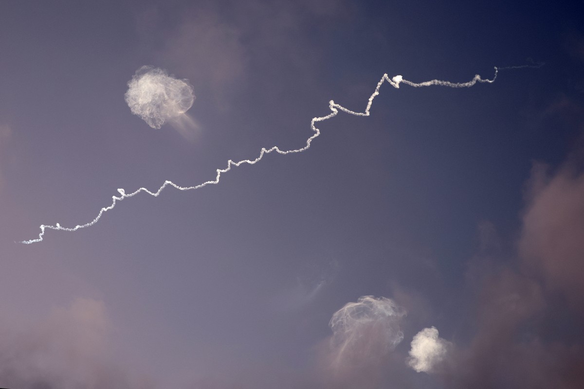 آثار صواريخ واعتراضات في سماء مدينة نتانيا الإسرائيلية  (أ ف ب)