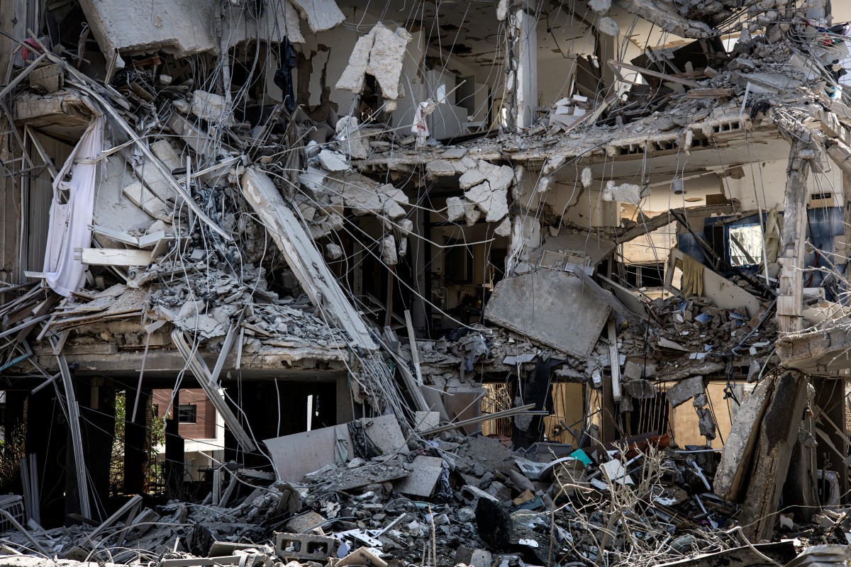 دمار في تل أبيب. (أ ف ب)