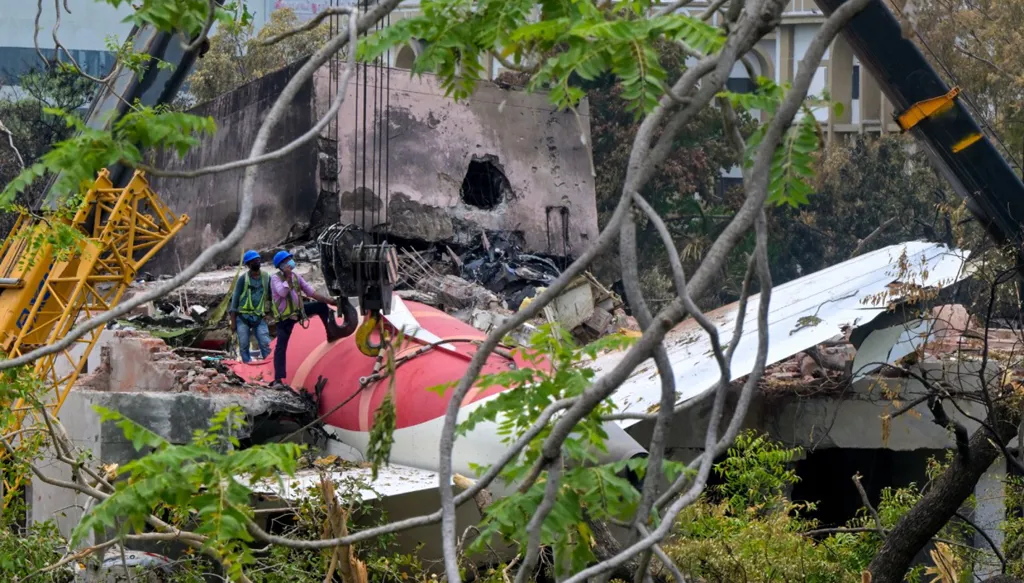 العثور على الصندوق الأسود الثاني للطائرة الهندية المنكوبة