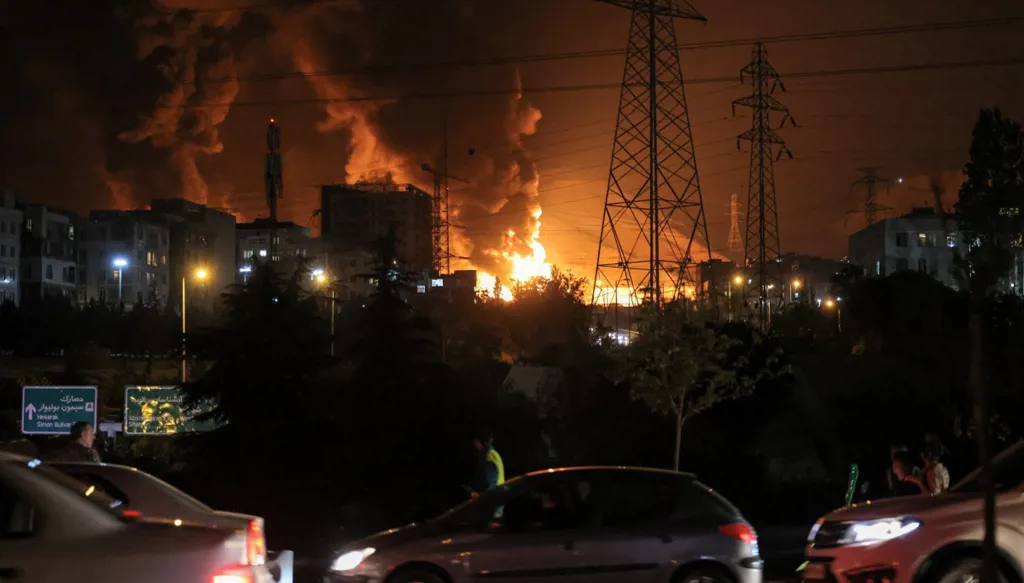 بالفيديو - حريق هائل في طهران إثر هجمات إسرائيلية استهدفت منشأة نفطية