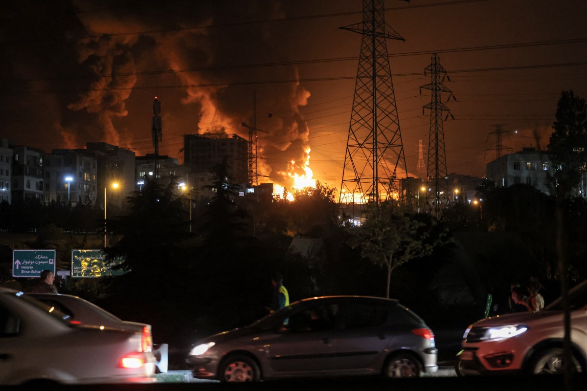 حريق بمستودعات النفط في شهران، شمال غرب طهران. (ا ف ب)