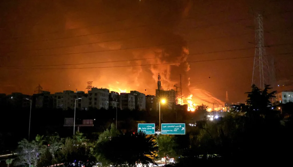 الحوثي وحيداً في "محور المقاومة"... لماذا ينأى وكلاء إيران الآخرون بنفسهم عن المواجهة مع إسرائيل؟