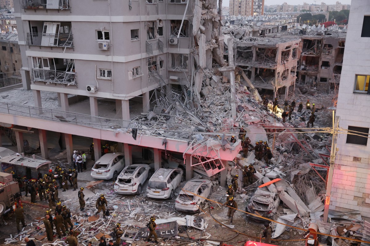 دمار في إسرائيل. (أ ف ب)