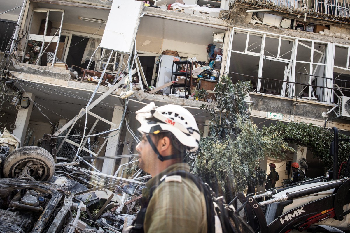 دمار في بات يام (أ ف ب).