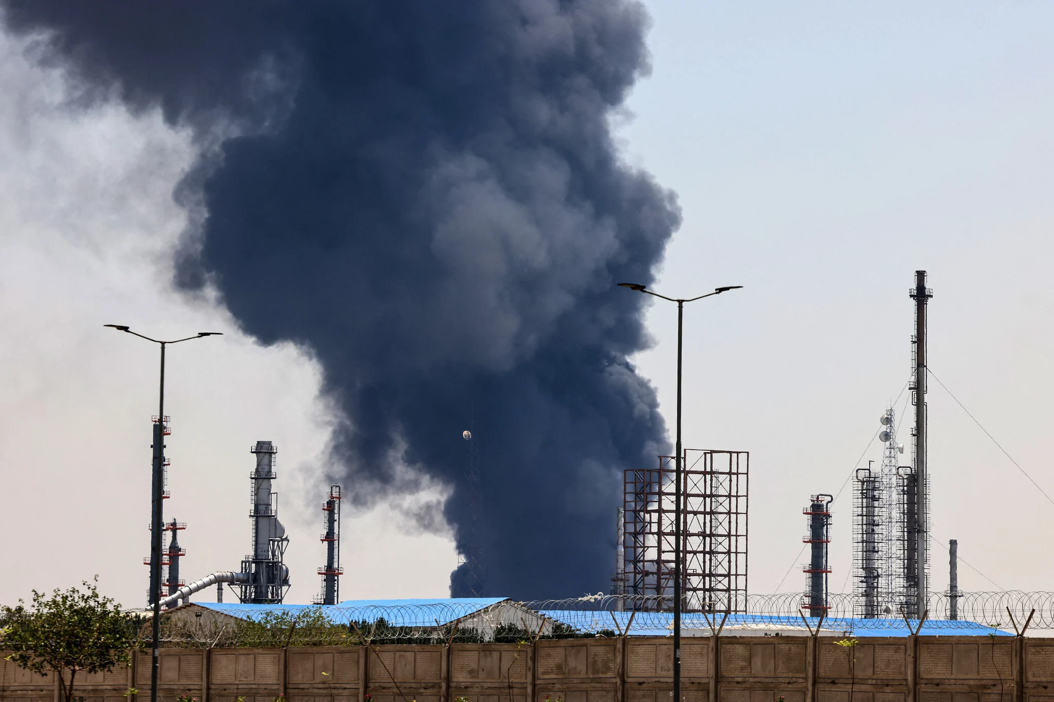 استهداف منشآت النفط في إيران (إكس).