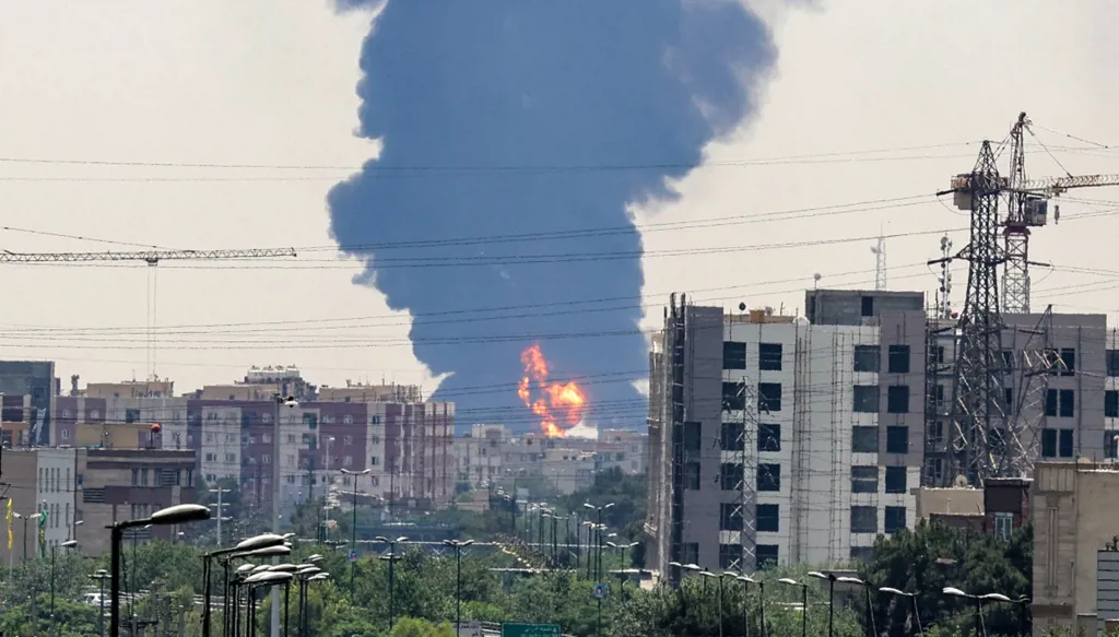 تفخيخات إسرائيلية في قلب إيران: اغتيال علماء نوويين وتفجير منشآت حساسة