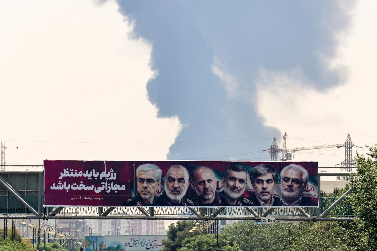 صورة لقادة إيران وخلفهم الدخان بسبب الهجمات الإسرائيلية (أ فب ).