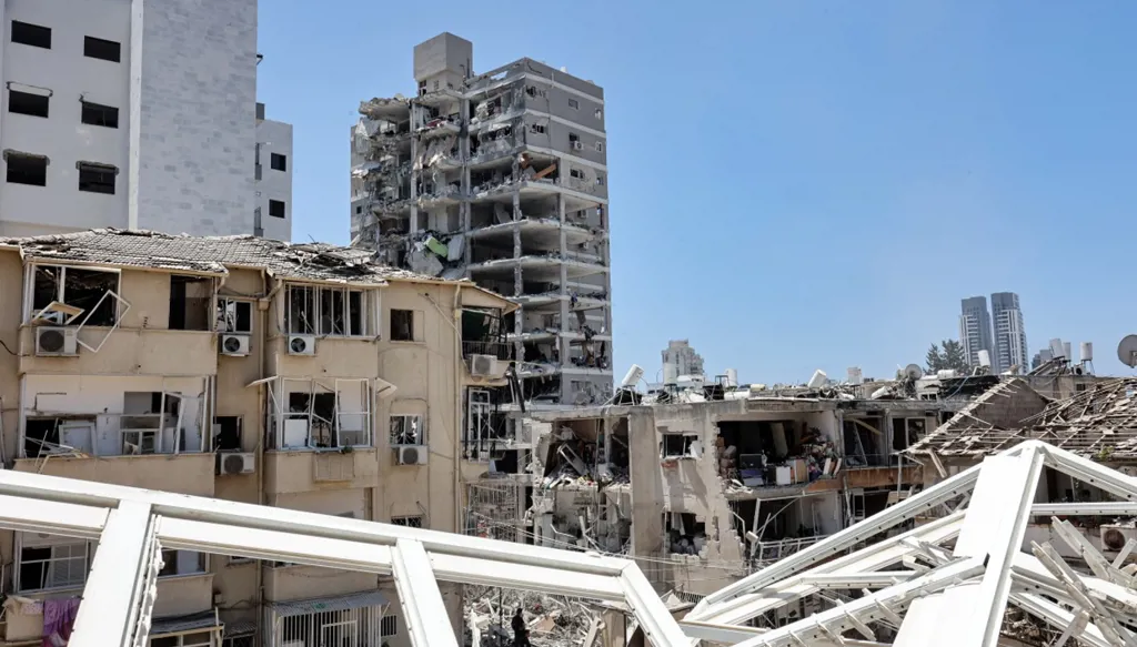 ترامب متفائل بـ"إحلال السلام" قريباً بين إيران وإسرائيل وسط استمرار جولات التصعيد... "النهار" في تغطية مباشرة