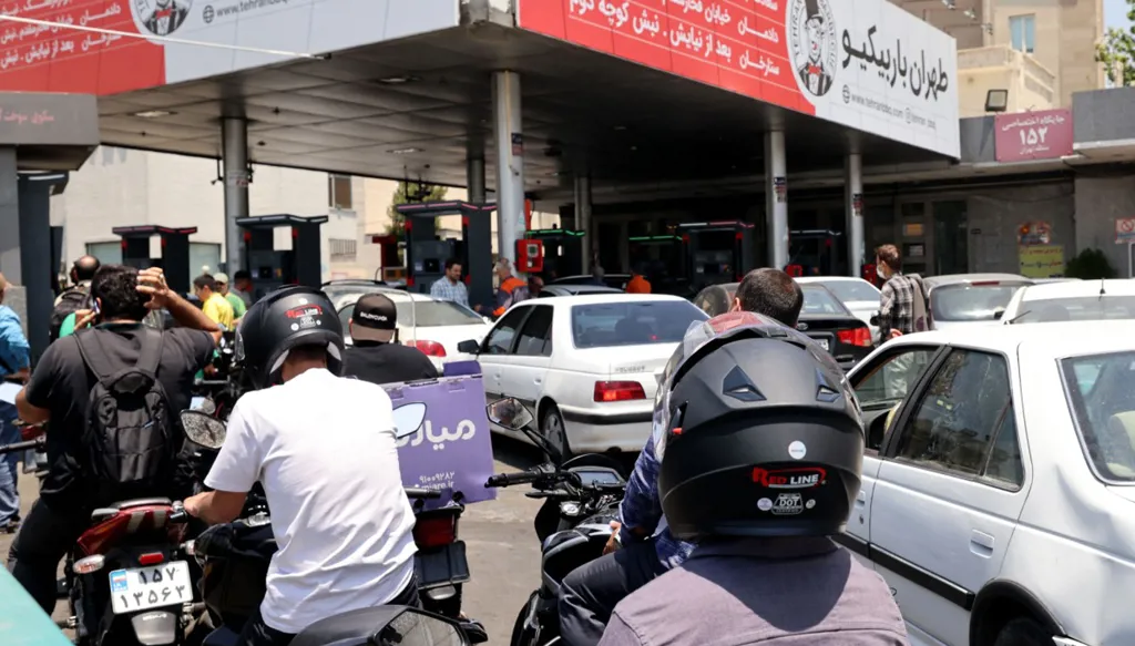 سائقون يصطفون في محطة وقود في طهران في 15 حزيران/يونيو 2025، بعد أن ضربت صواريخ إسرائيلية خلال الليل مستودعين للوقود في العاصمة الإيرانية (أ ف ب)