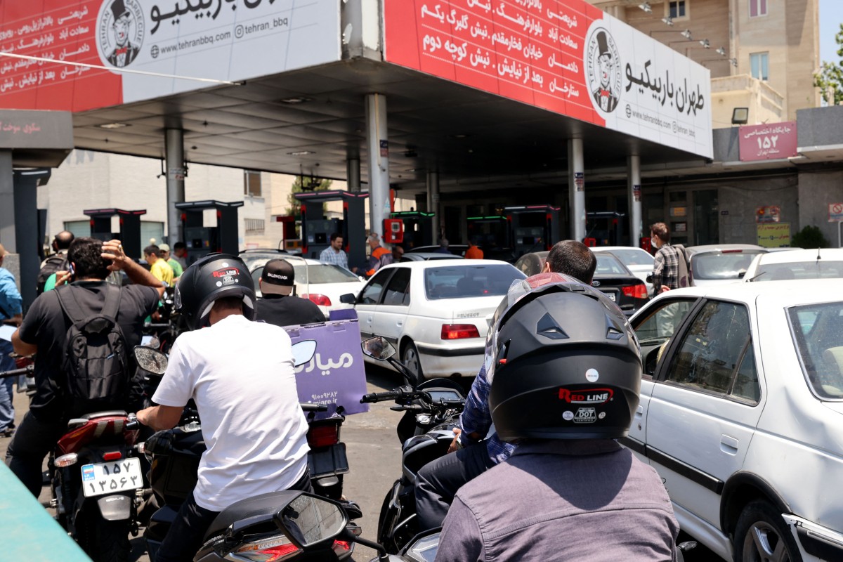 سائقون يصطفون في محطة وقود في طهران في 15 حزيران/يونيو 2025، بعد أن ضربت صواريخ إسرائيلية خلال الليل مستودعين للوقود في العاصمة الإيرانية (أ ف ب)