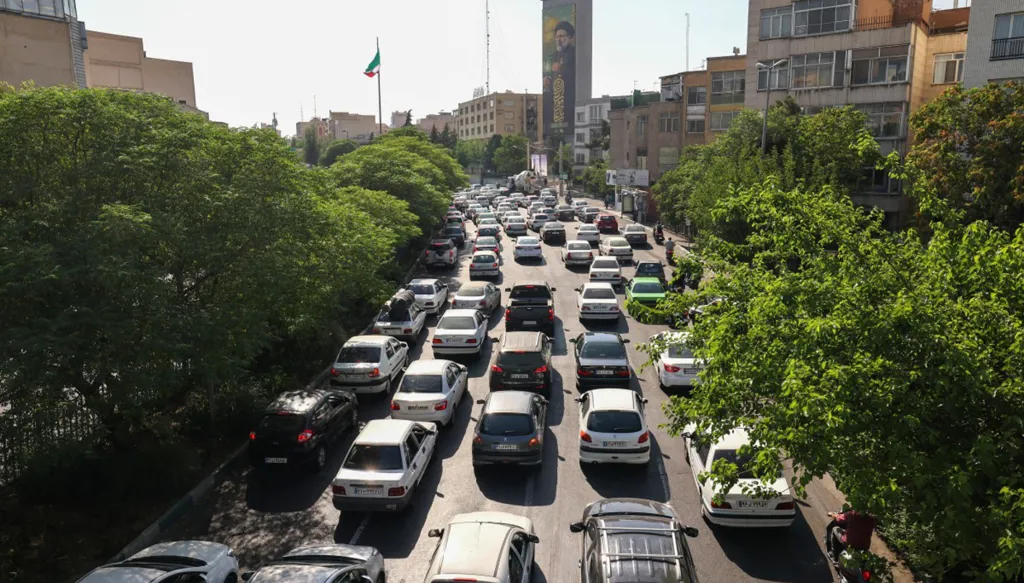 "حرب نفسية"... إيرانيون يفرون من العاصمة طهران هربا من الغارات الإسرائيلية