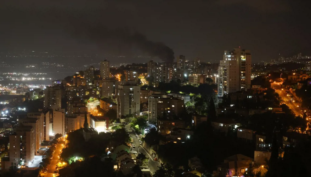 بالفيديو - ضربة إيرانية في حيفا: صاروخ يصيب مبنى سكنياً ويوقع جرحى