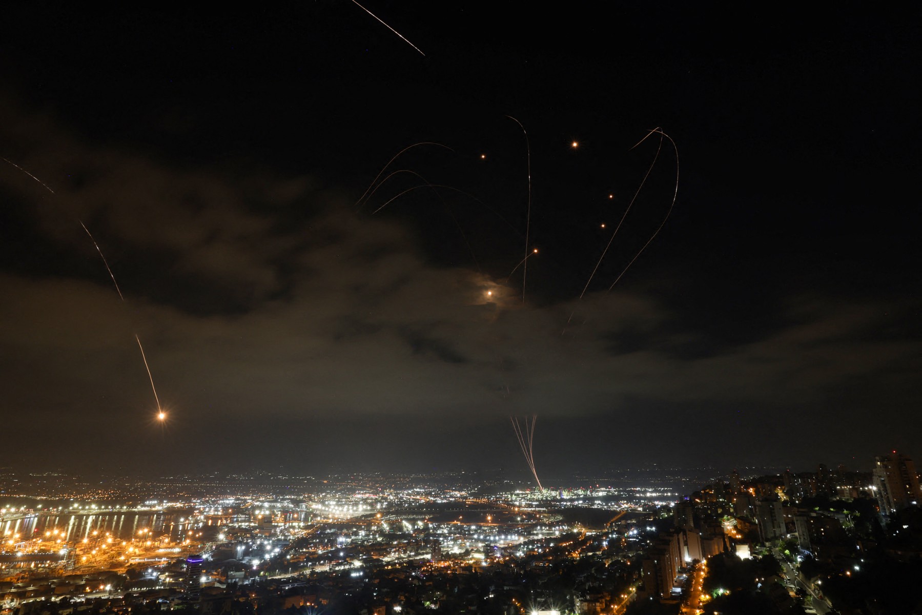 اعتراض صواريخ (أ ف ب).