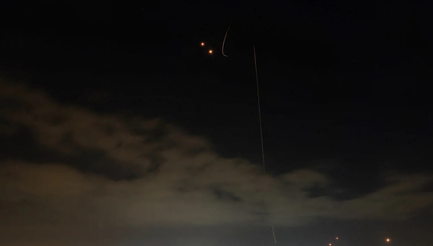 تفعيل أنظمة الدفاع الجوي الإسرائيلية لاعتراض الصواريخ الإيرانية فوق مدينة حيفا (أ ف ب).