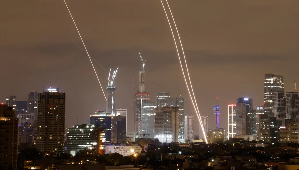 حرب إسرائيل على إيران تعبث بالمنطقة... أخطار على لبنان و"حزب الله" مقيّد؟