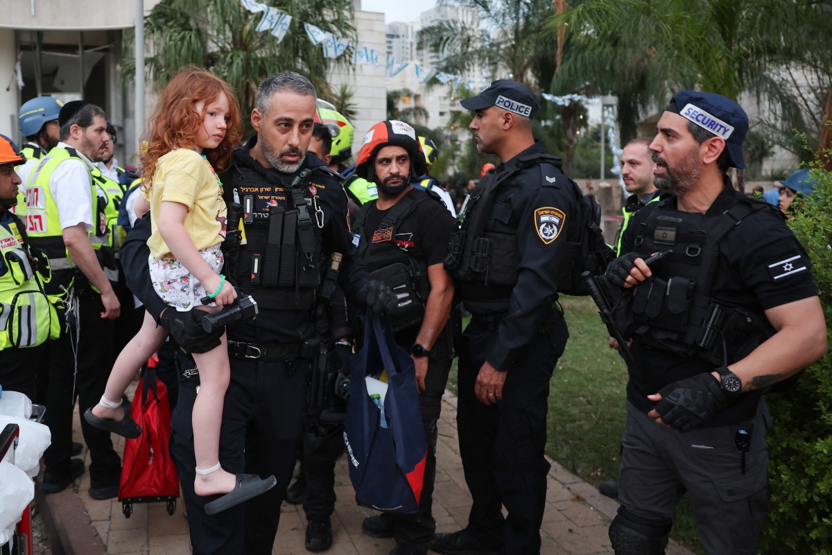 عناصر من الشرطة في بتاح تكفا. (أ ف ب)