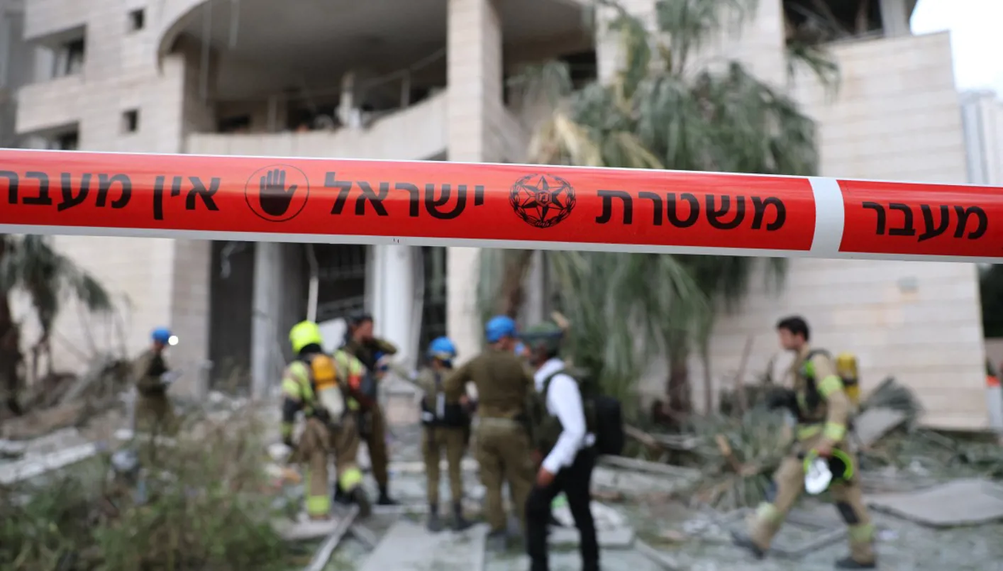 دمار في إسرائيل بسبب القصف الإيراني (أ ف ب).