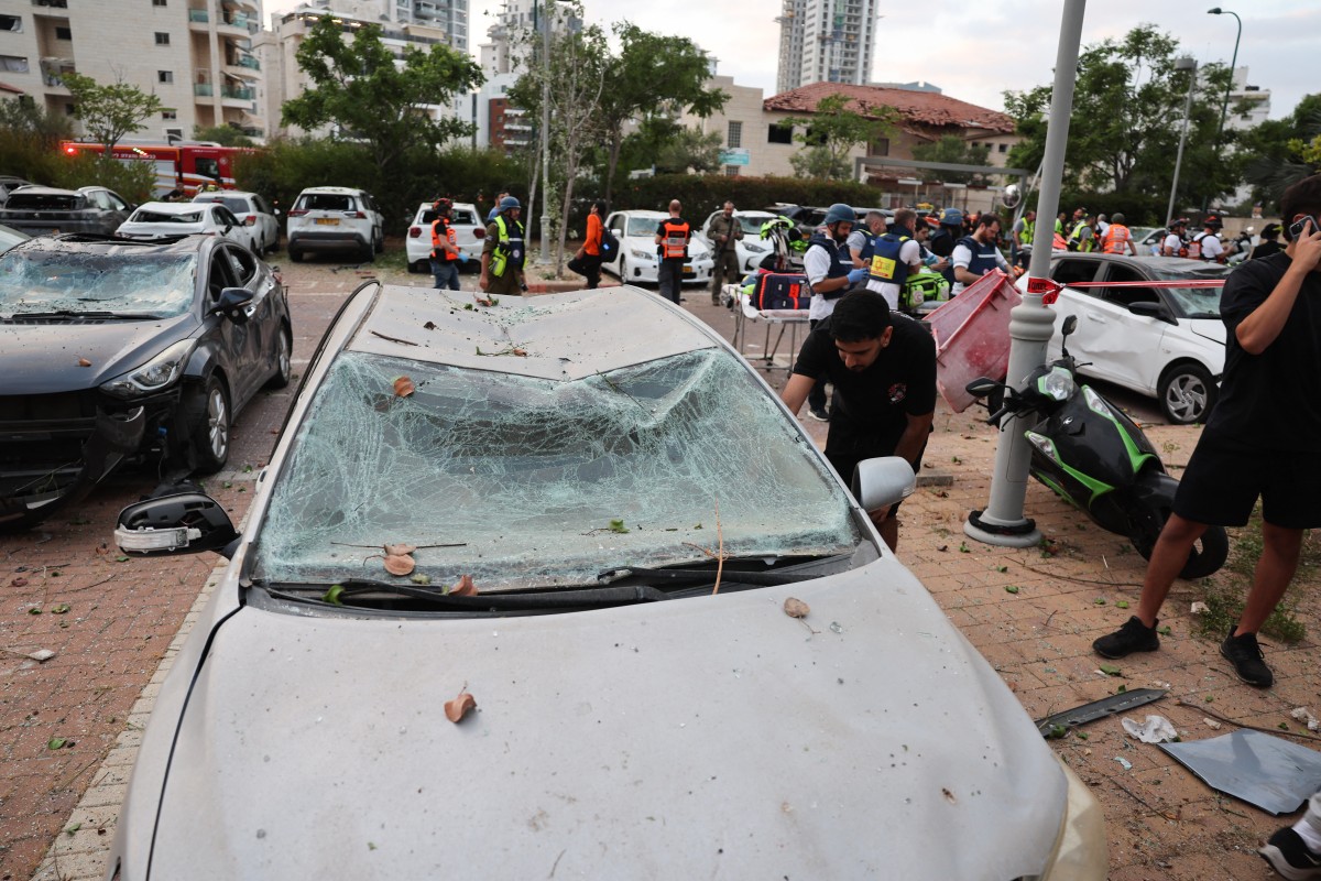 سيارات متضرّرة في بتاح تكفا. (أ ف ب)