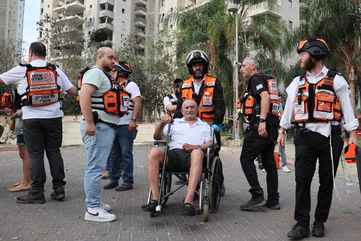 إجلاء سكّان في بتاح تكفا. (أ ف ب)