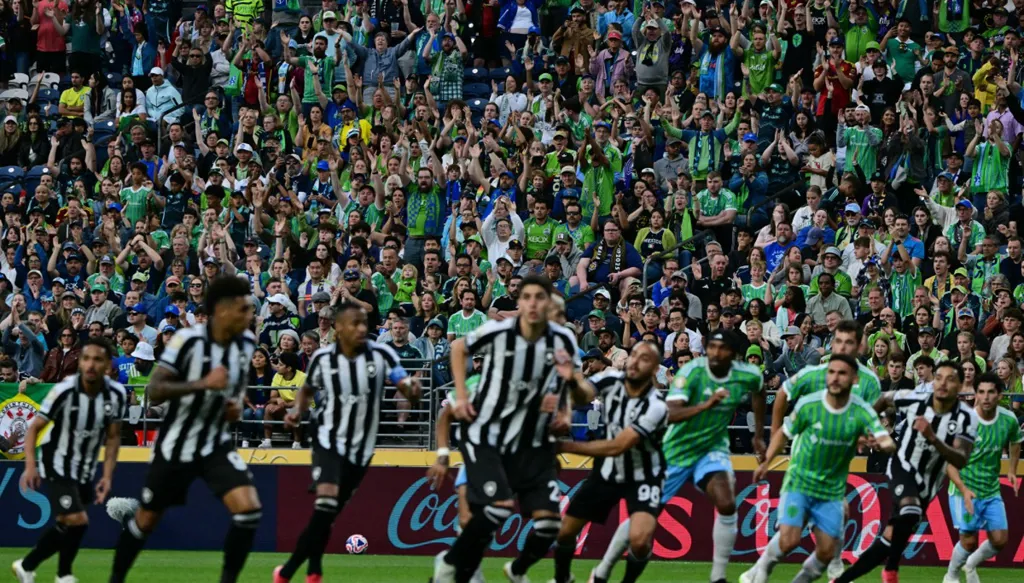 ثنائية رأسية تقود بوتافوغو لعبور عقبة سياتل في الافتتاح