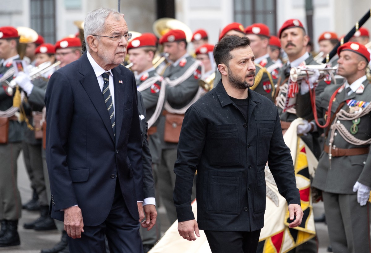 الرئيس النمساوي ألكسندر فان دير بيلين والرئيس الأوكراني فولوديمير زيلينسكي (ا ف ب)