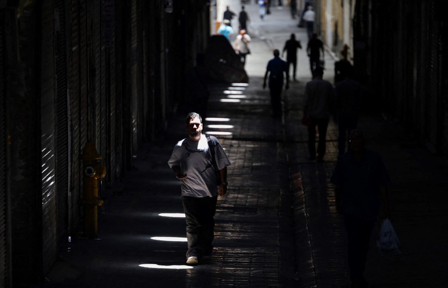 أغلقت المحلات التجارية في البازار الكبير في طهران بسبب الحرب. (ا ف ب)