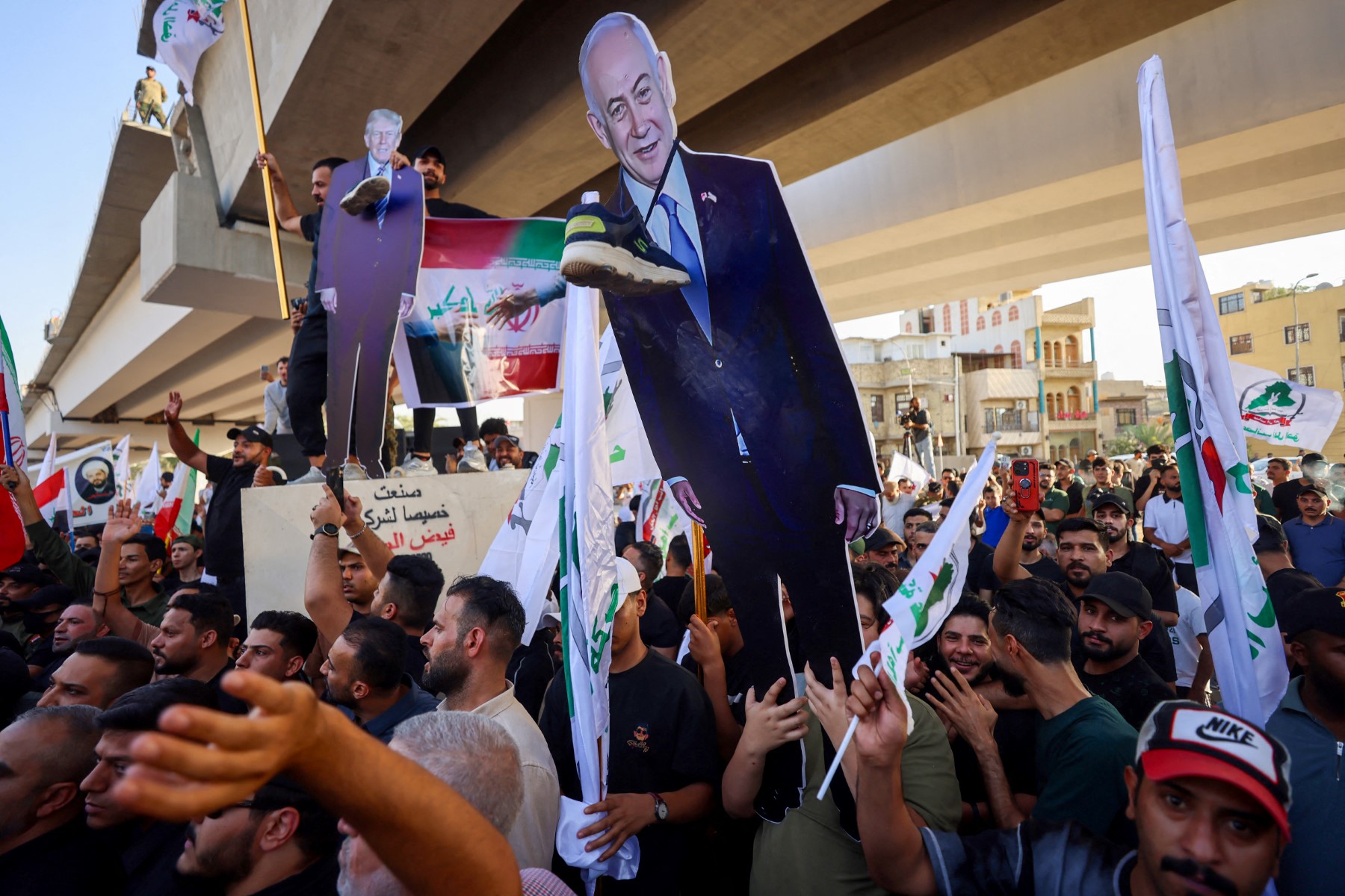 مجسمات لترامب ونتنياهو (أ ف ب).