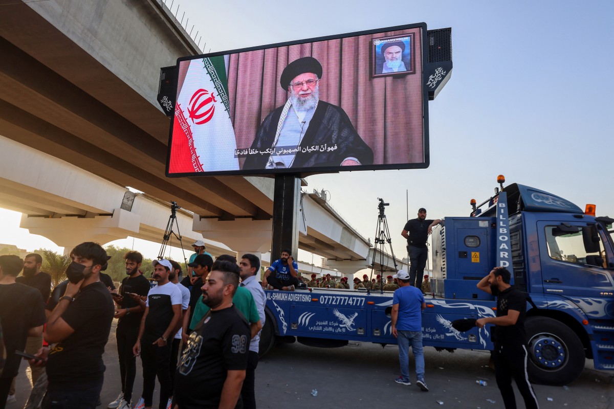رفع صورة خامنئي في بغداد (أ ف ب).