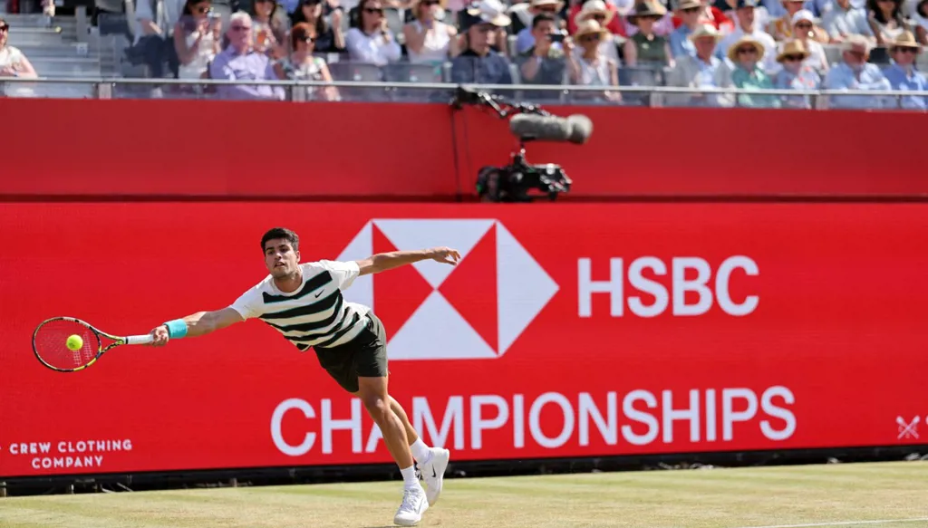 ألكاراز ينجو من مفاجأة وولتون ويواصل مشواره على العشب الإنكليزي