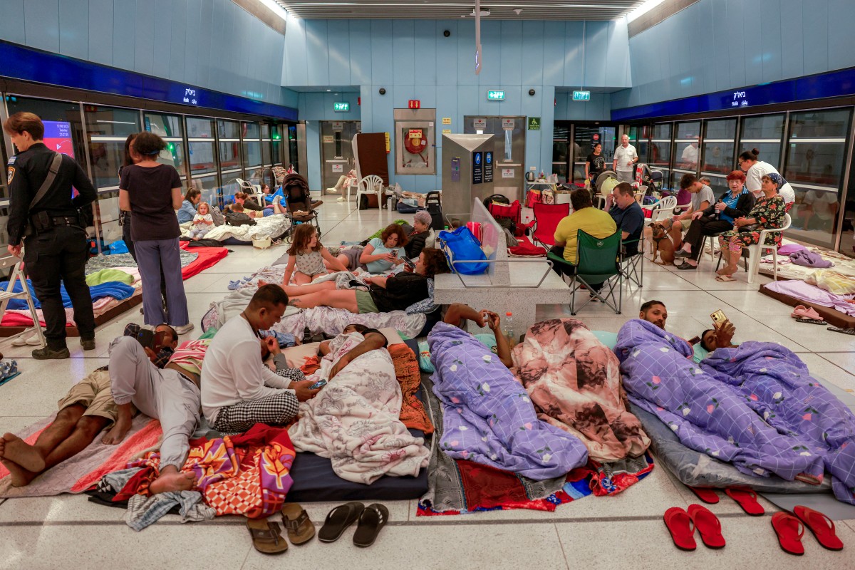 يلجأ الإسرائيليون ليلاً إلى محطة قطار الأنفاق شرق تل أبيب للاحتماء من الصواريخ الإيرانية. (ا ف ب)