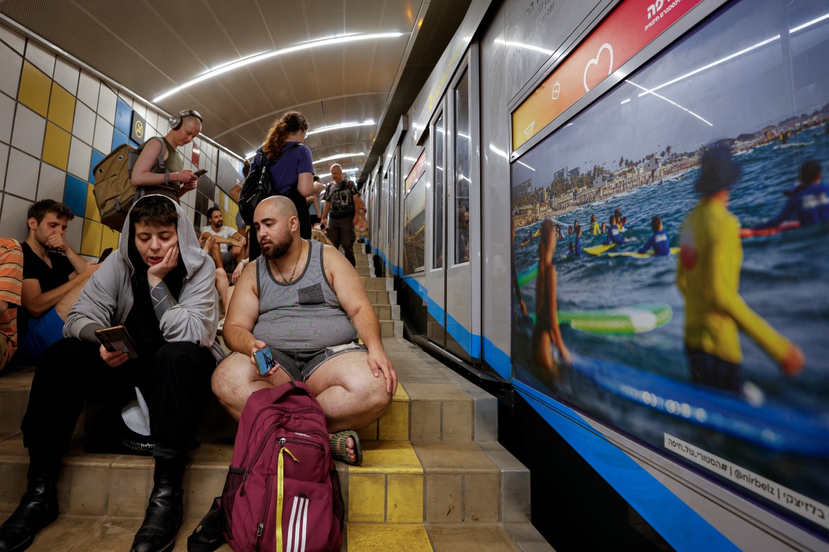 إسرائيليون في الملاجئ (أ ف ب).