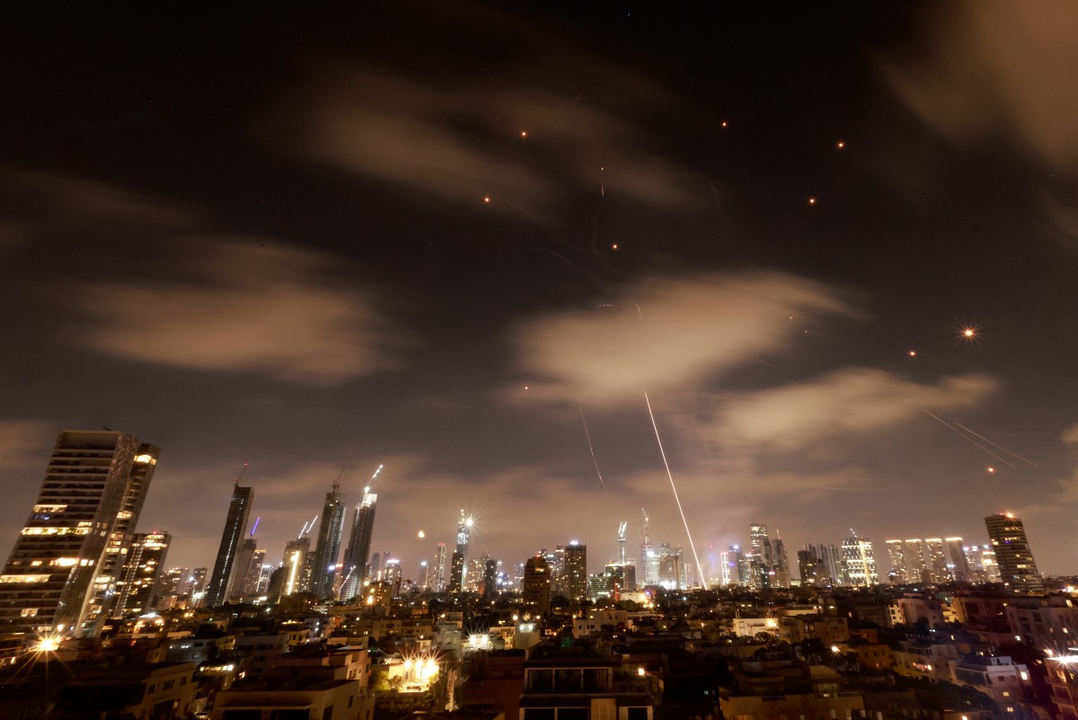 صولريخ في سماء تل أبيب. (أ ف ب)