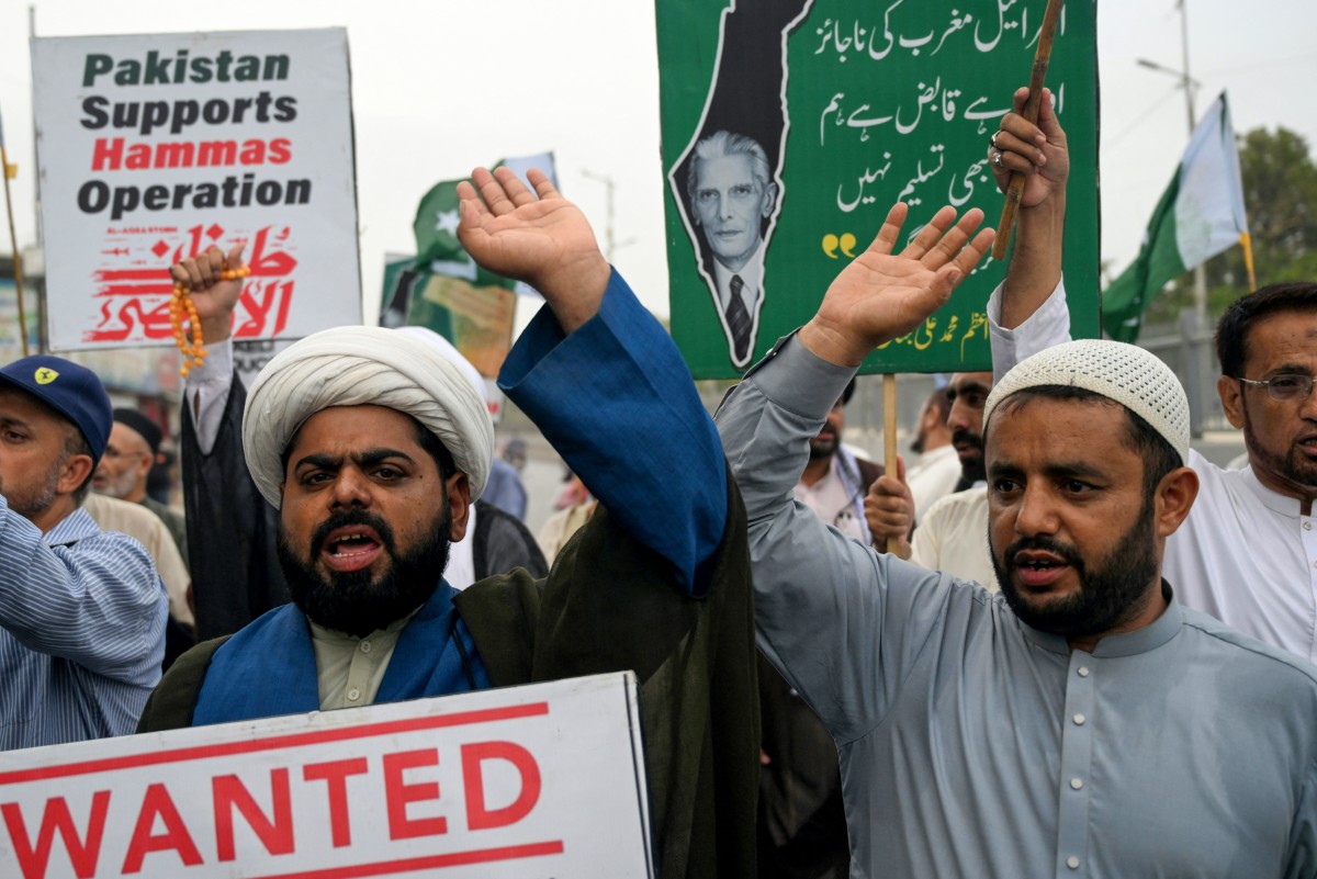 مسلمون شيعة يهتفون بشعارات معادية لإسرائيل في كراتشي خلال مظاهرة ضد الصراع الدائر بين إسرائيل وإيران، (ا ف ب).