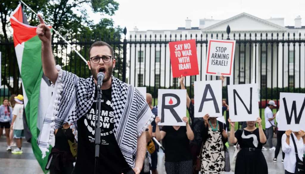 أميركا تستعد لاحتمال توجيه ضربة نهاية الأسبوع... أوامر إخلاء جديدة في إيران وانقطاع للإنترنت