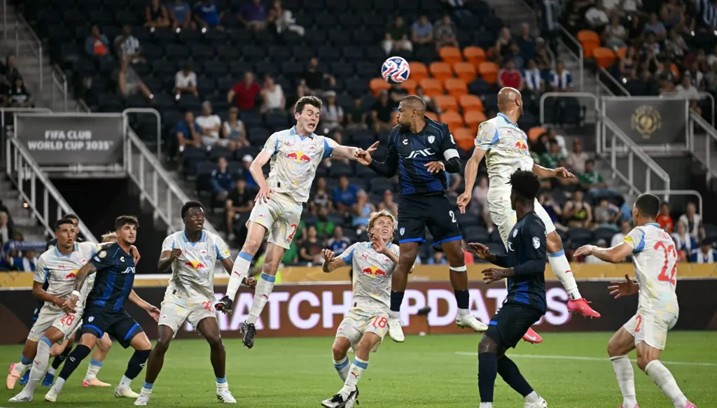 توقفت المباراة 90 دقيقة... وعاد سالزبورغ ليضرب من جديد