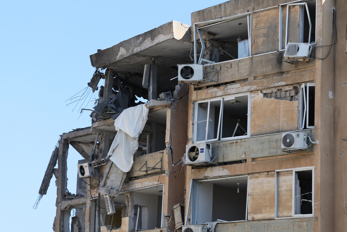 أضرار في إسرائيل. (أ ف ب)