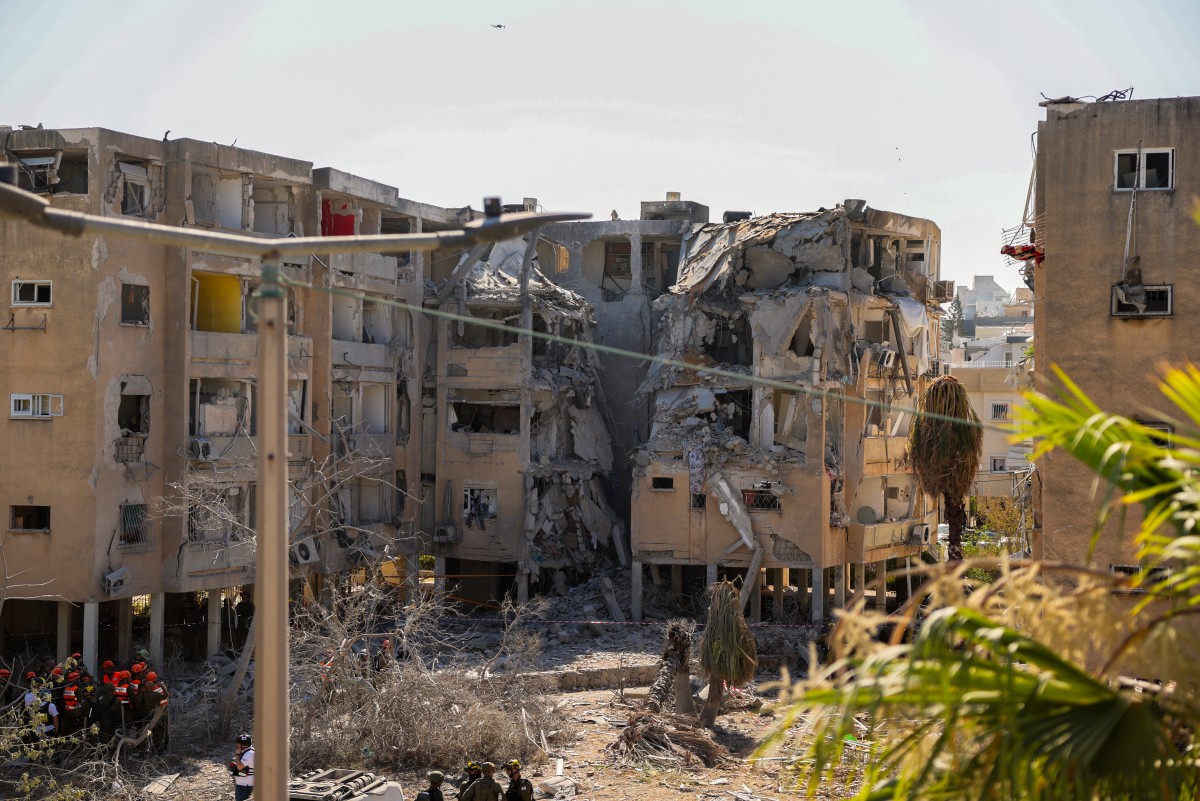 أضرار في إسرائيل. (أ ف ب)