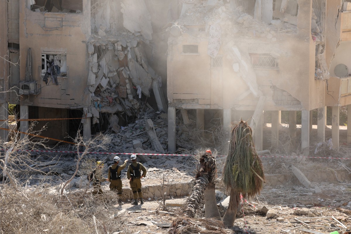 أضرار في إسرائيل. (أ ف ب)