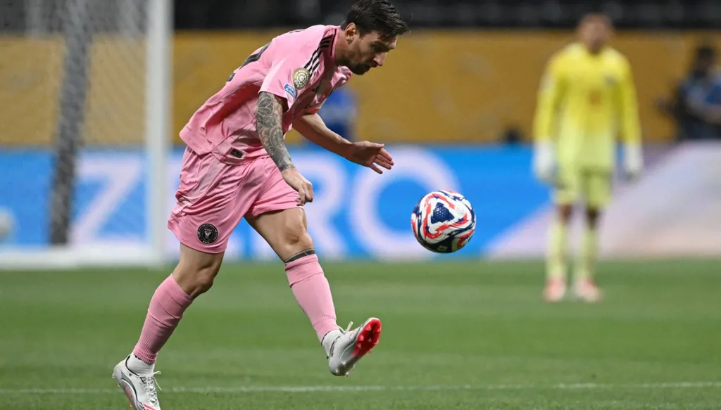 ماذا قال ميسي عن التنافس مع رونالدو؟