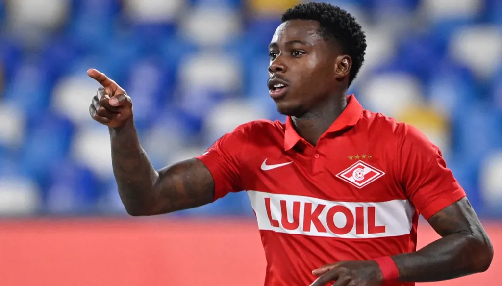 دبي تسلم الدولي الهولندي السابق كوينسي بروميس إلى بلاده