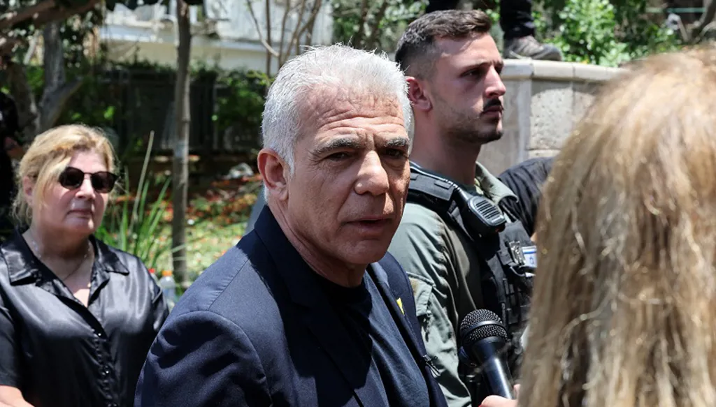 اسرائيل... لابيد يدعو إلى وقف الحرب في غزة