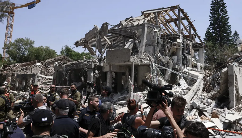 "لا جدوى من هذه الحرب"... إسرائيليون يتفقدون منازلهم المدمرة جراء صواريخ إيران