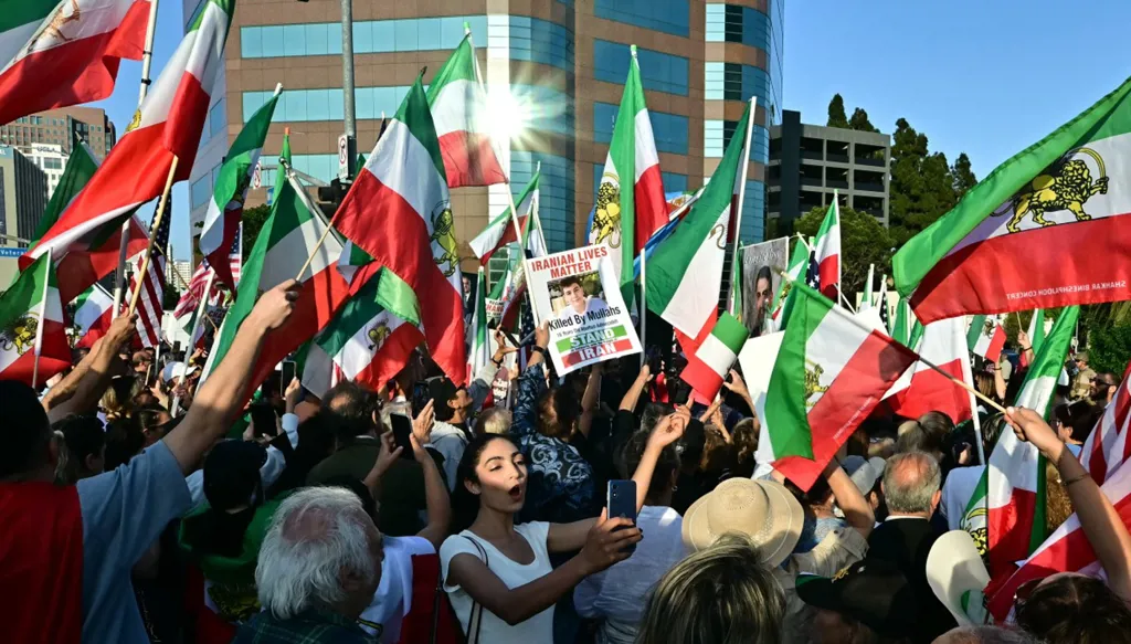 إيران... بين حربين