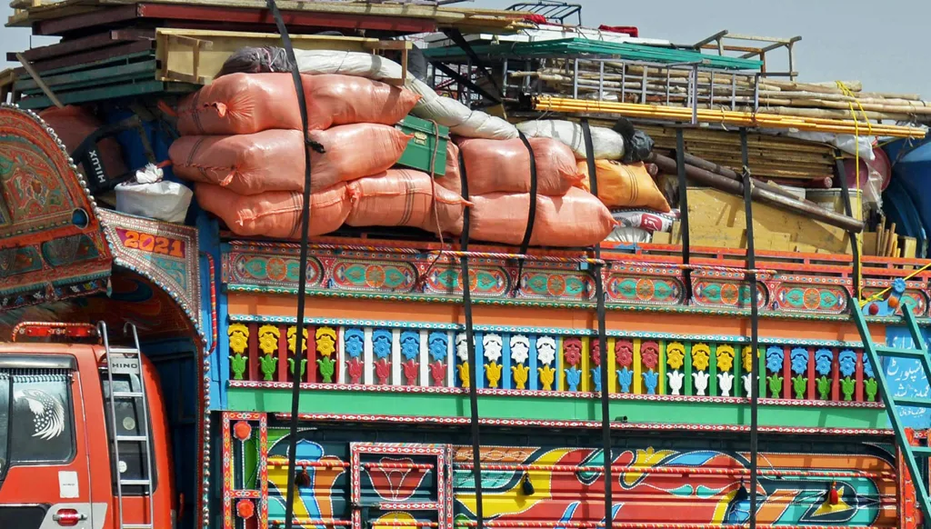 مقتل 13 جندياً في هجوم انتحاري في شمال غرب باكستان