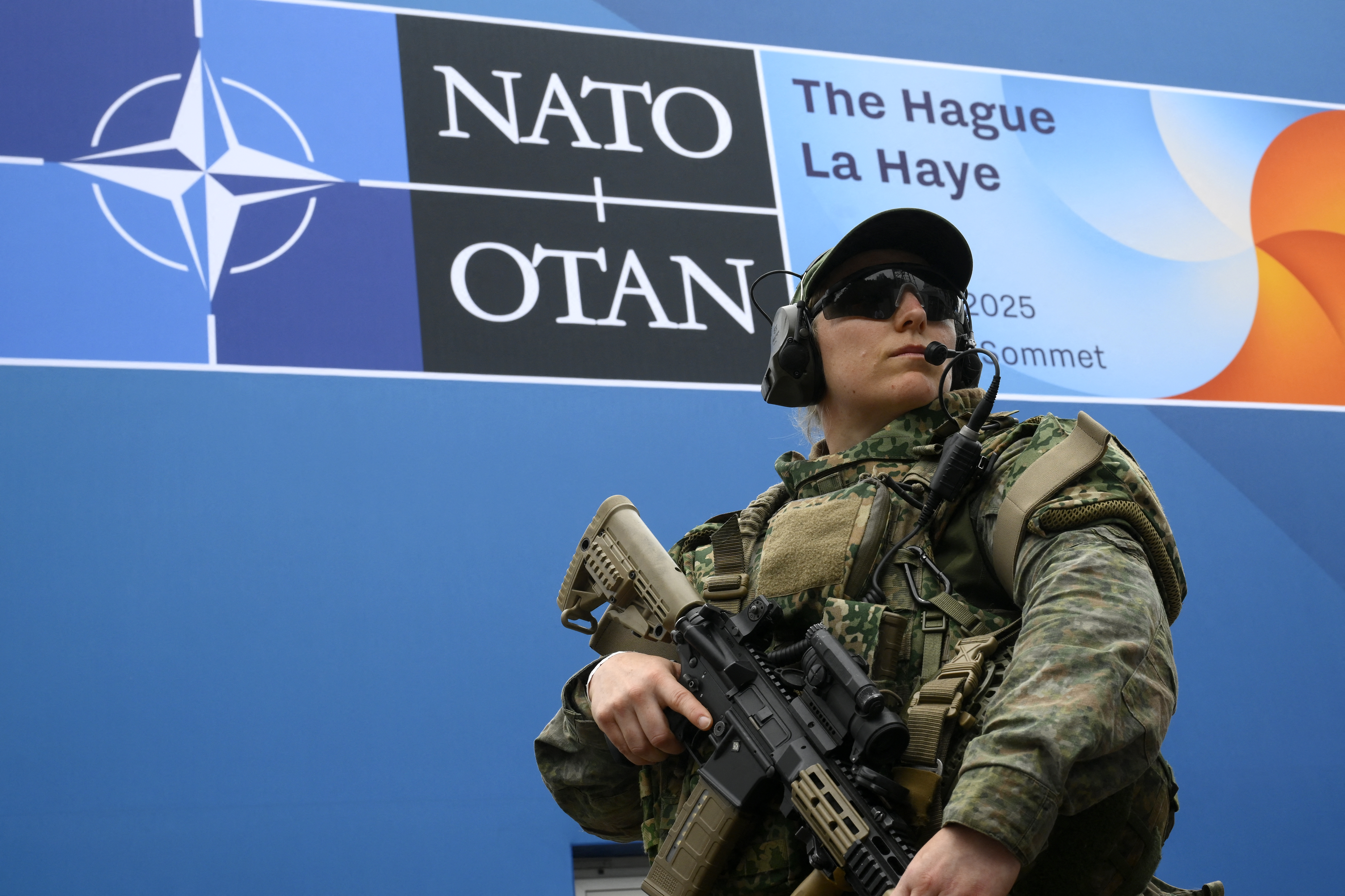 جندي يقوم بدورية خارج المبنى الذي تعقد فيه اجتماعات قمة رؤساء دول وحكومات حلف شمال الأطلسي (أ ف ب).