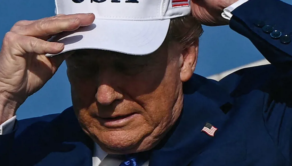 ترامب يشعل ضجة بفيديو وأغنية... "أقصف إيران"