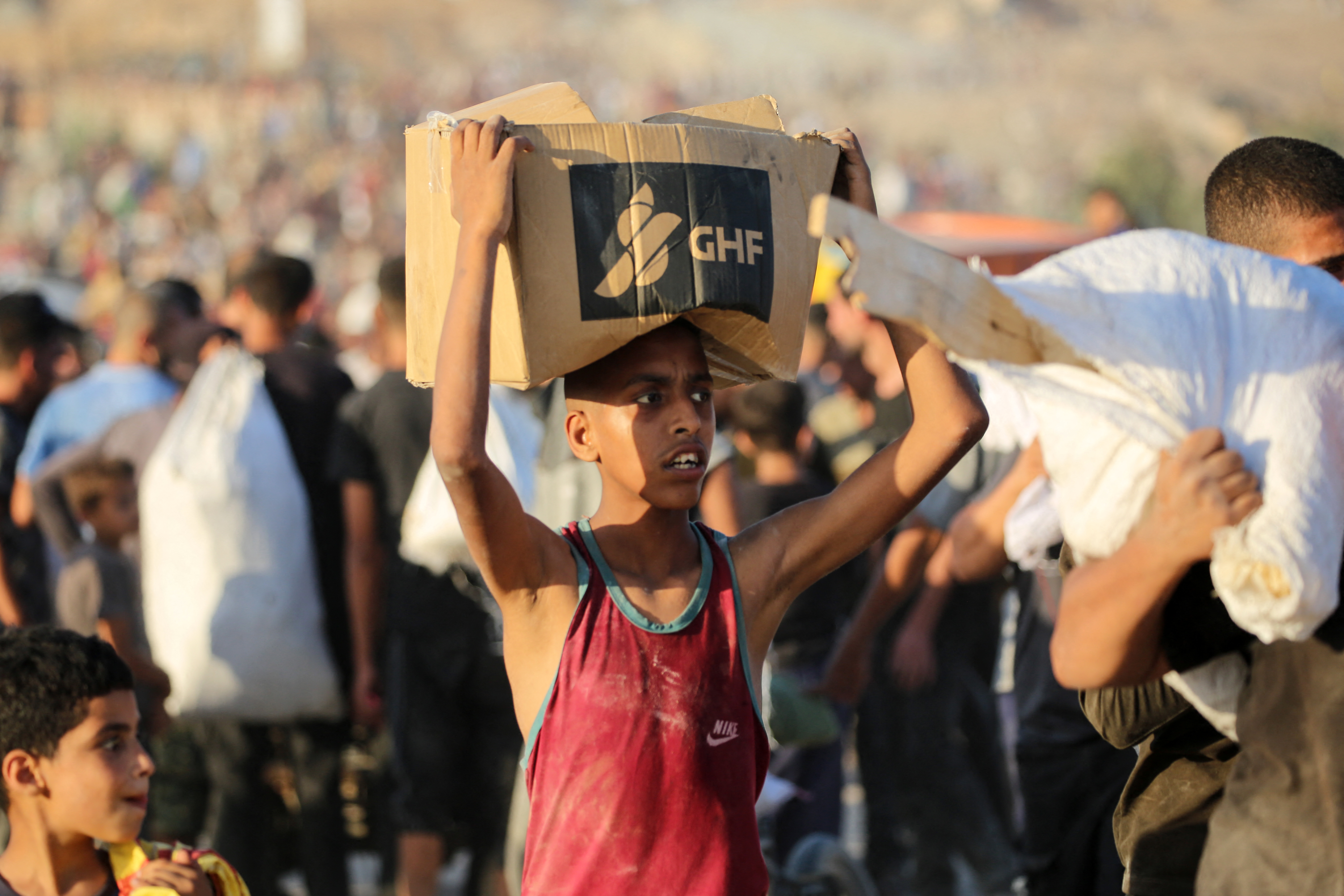 فلسطيني يحمل طرد مساعدات (أ ف ب).